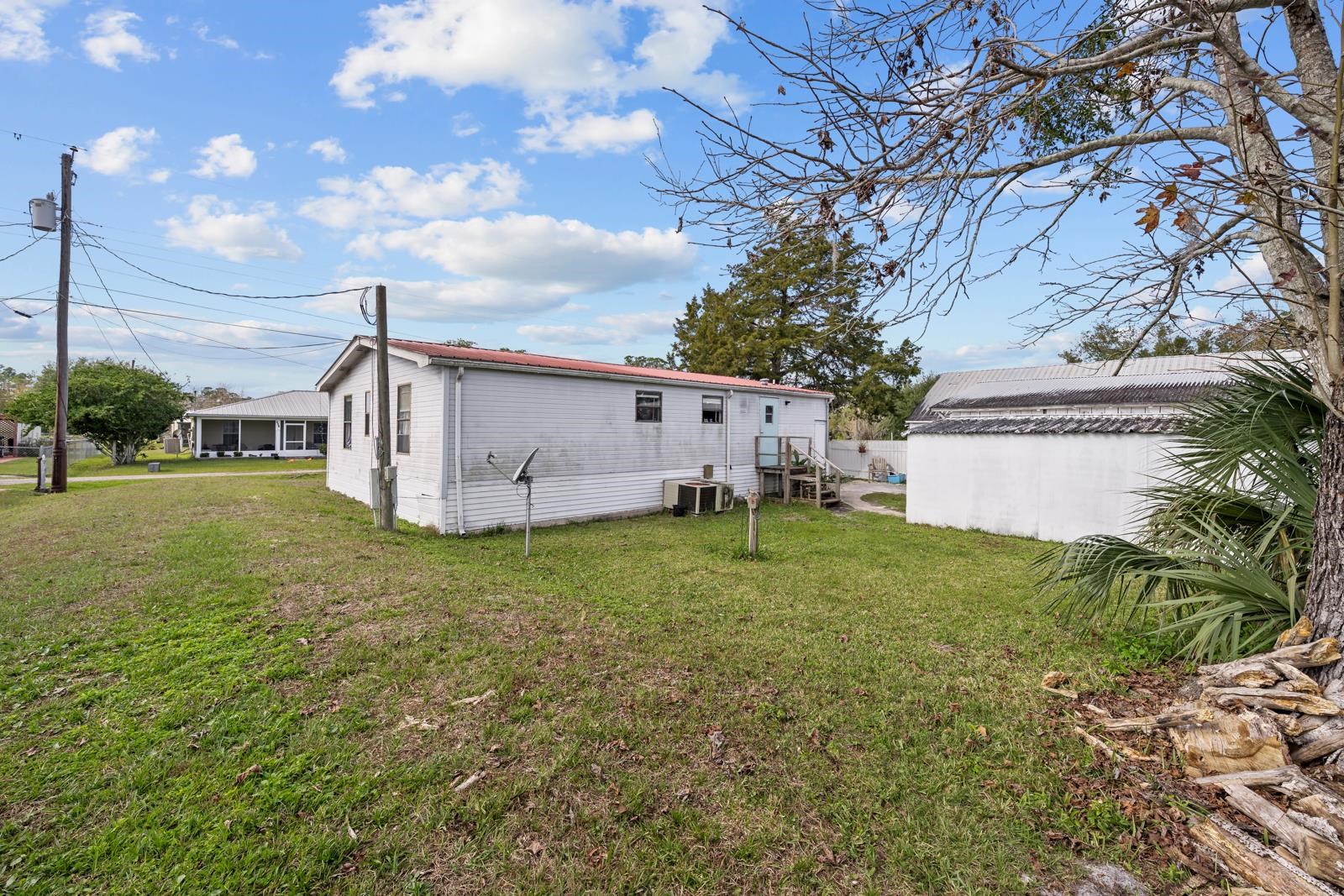 106 Lake Lane Crescent City, FL 32112 - Photo 18 of 25 a backyard of a house with plants and a tree