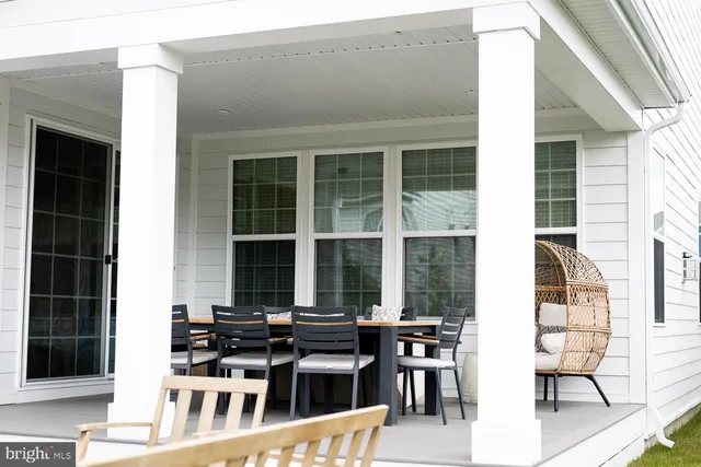 a black and white photo of a living room