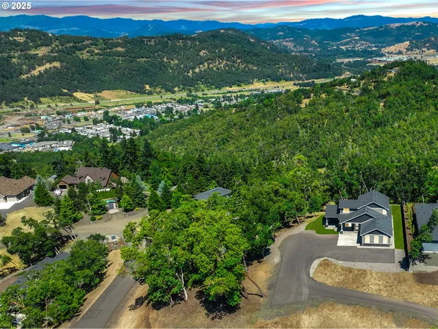 $714,900 | 1062 Southridge Way, Roseburg, OR 97470