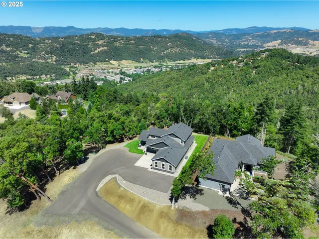$714,900 | 1062 Southridge Way, Roseburg, OR 97470