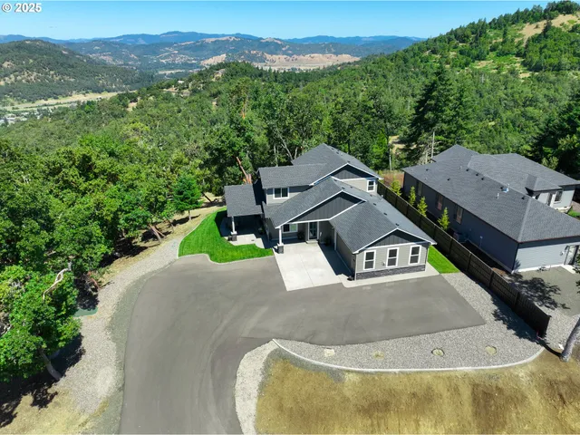 $714,900 | 1062 Southridge Way, Roseburg, OR 97470