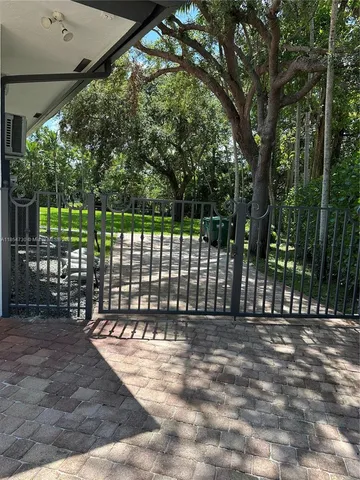 $5,195,000 | 10600 Southwest 69th Avenue, Pinecrest, FL 33156