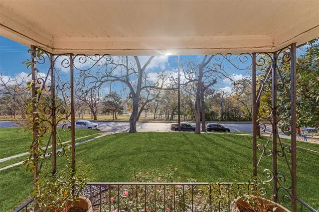 a view of a back yard