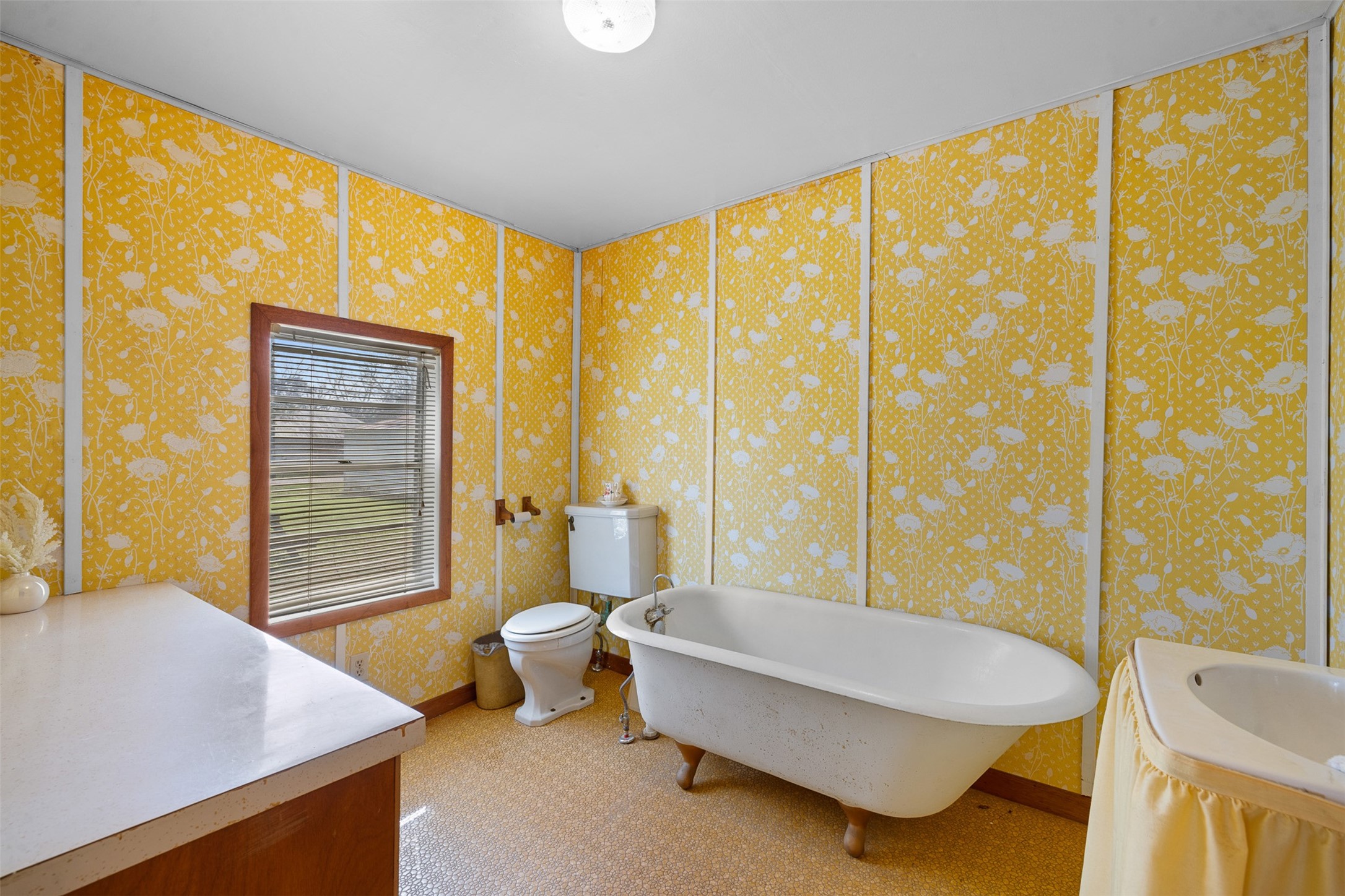 104 6th Street Glidden, TX 78943 - Photo 14 of 28 Bathroom