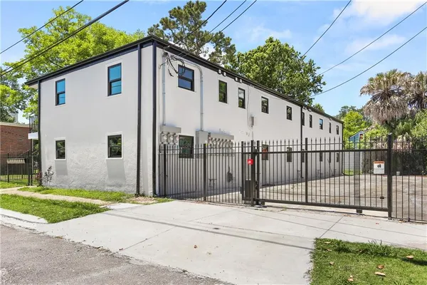 $1,250 | 4421 Burgundy Street, Unit 202, New Orleans, LA 70117