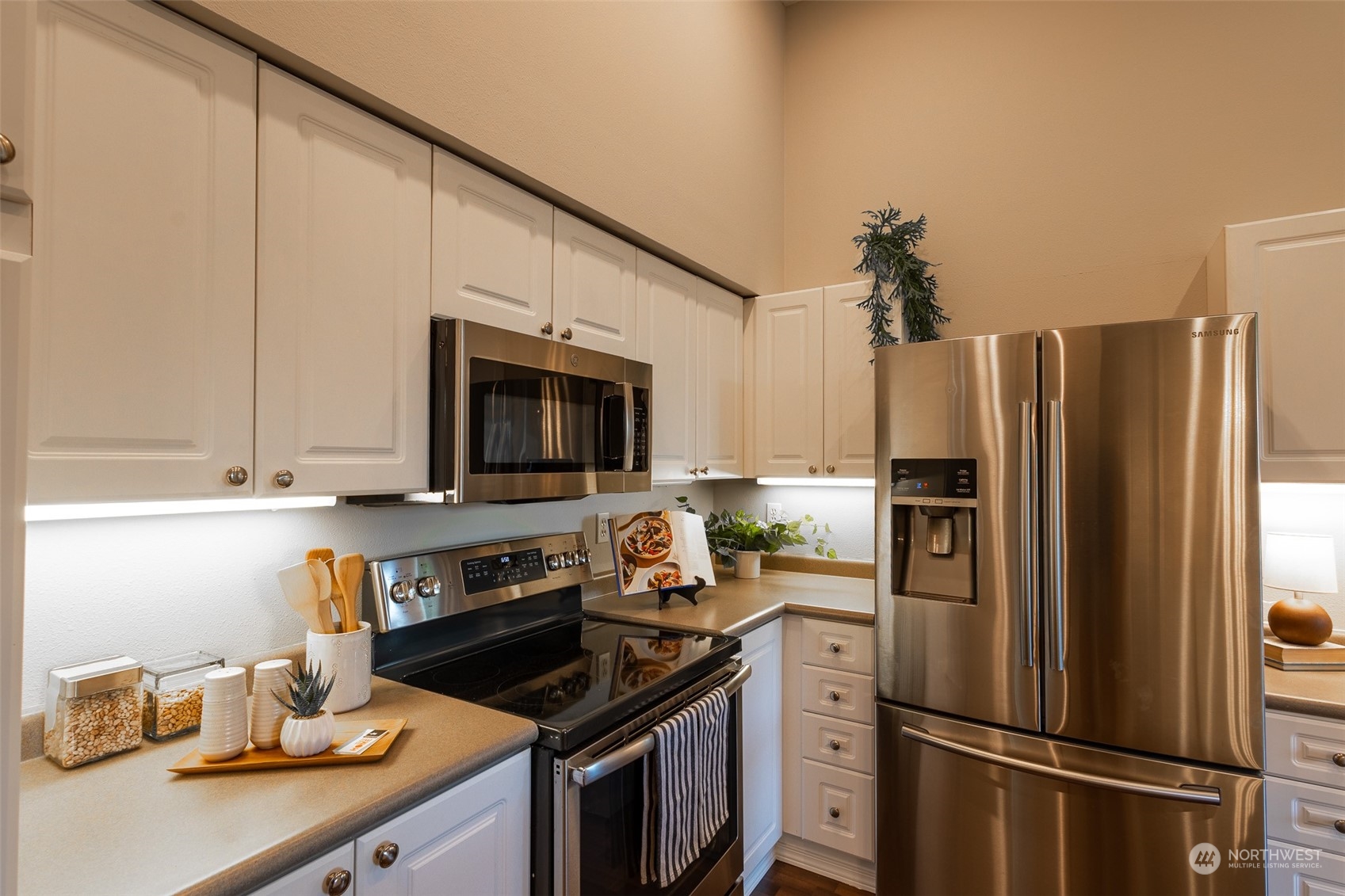 16125 Juanita Woodinville Way Northeast, Unit 2201 Bothell, WA 98011 - Photo 13 of 35 a kitchen with a refrigerator stove and microwave