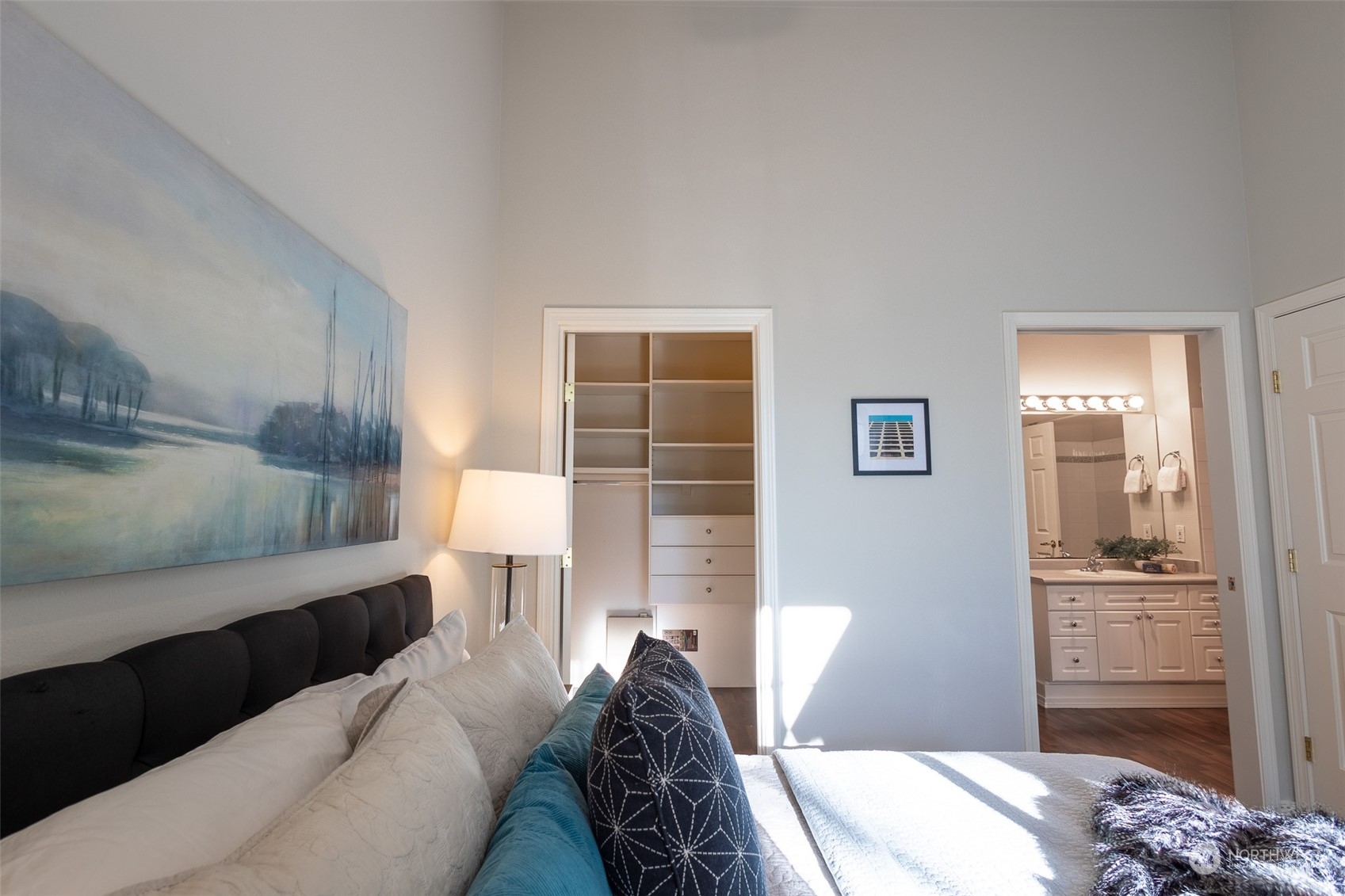 16125 Juanita Woodinville Way Northeast, Unit 2201 Bothell, WA 98011 - Photo 25 of 35 a bedroom with a bed and a lamp