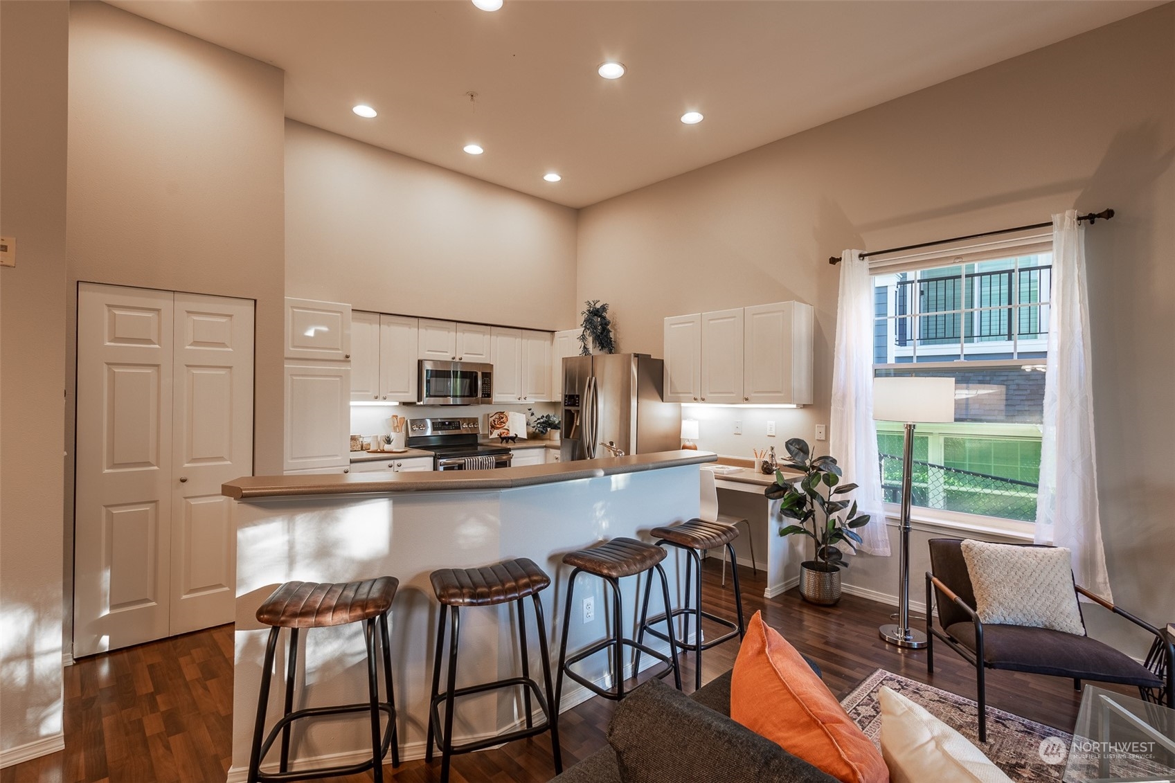 16125 Juanita Woodinville Way Northeast, Unit 2201 Bothell, WA 98011 - Photo 7 of 35 a kitchen with granite countertop a table chairs stove and cabinets