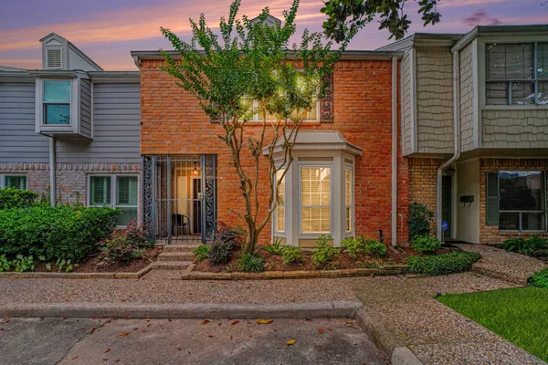 $2,300 | 1661 West Sam Houston Parkway South, Houston, TX 77042