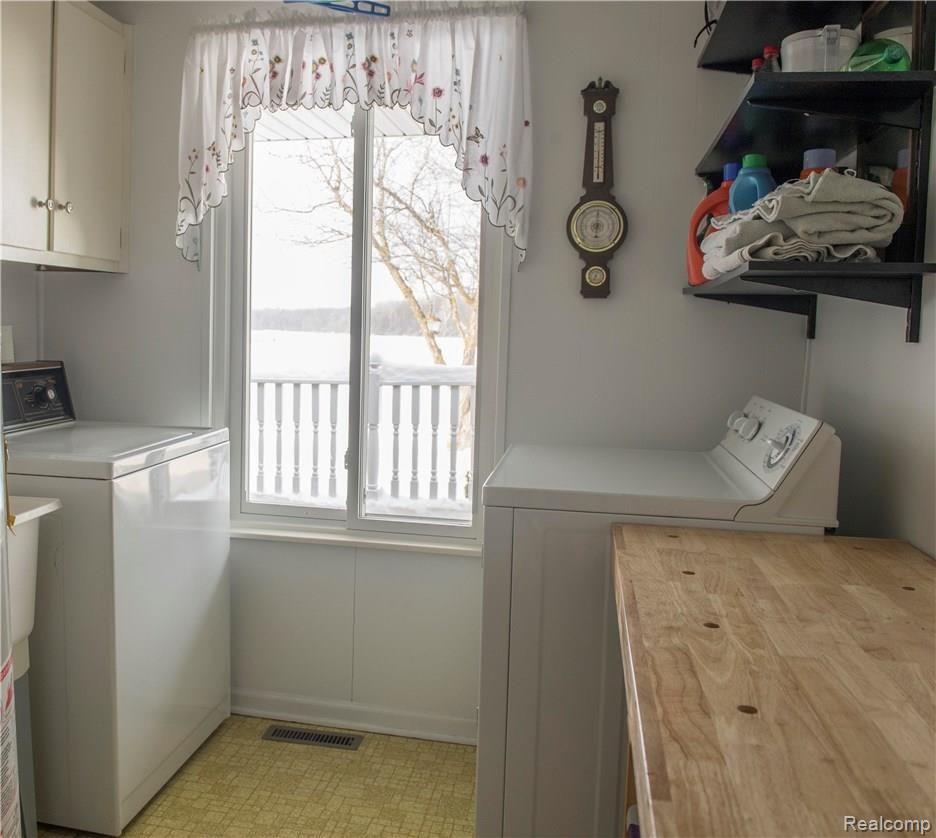 12271 Coldwater Road Flushing, MI 48433 - Photo 16 of 18 Laundryroom.jpg