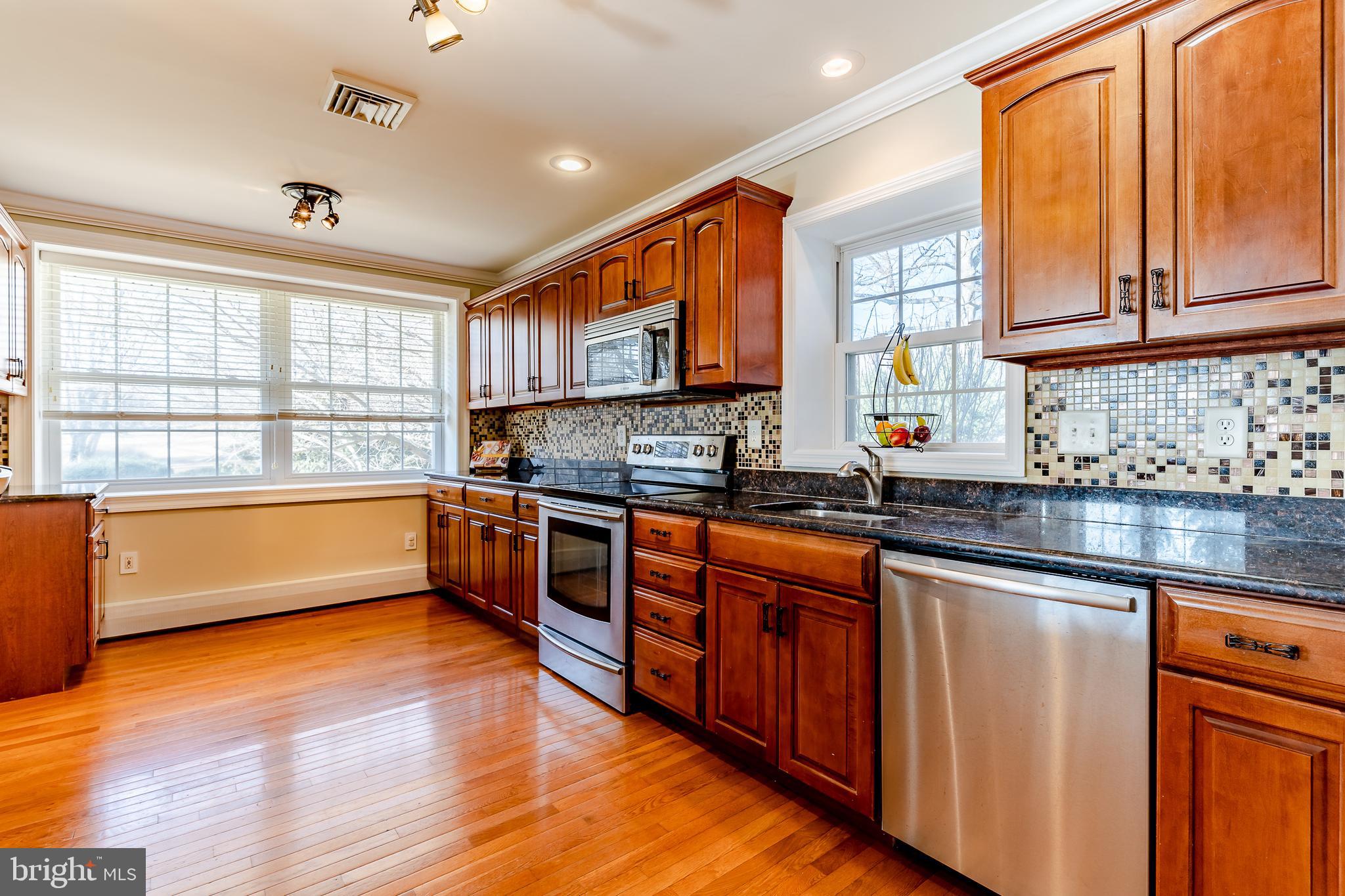 411 Linville Road Media, PA 19063 - Photo 7 of 33 Eat in kitchen with granite counter tops