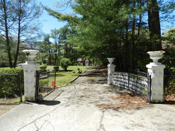 $1,250,000 | 184 Roosevelt Boulevard, Hauppauge, NY 11788