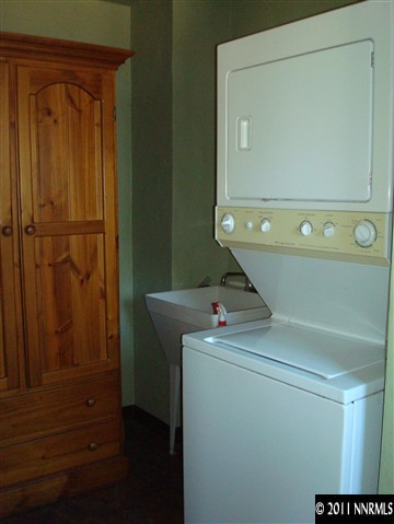 995 Wilkinson Avenue Reno, NV 89502 - Photo 11 of 12 a utility room with dryer and washer