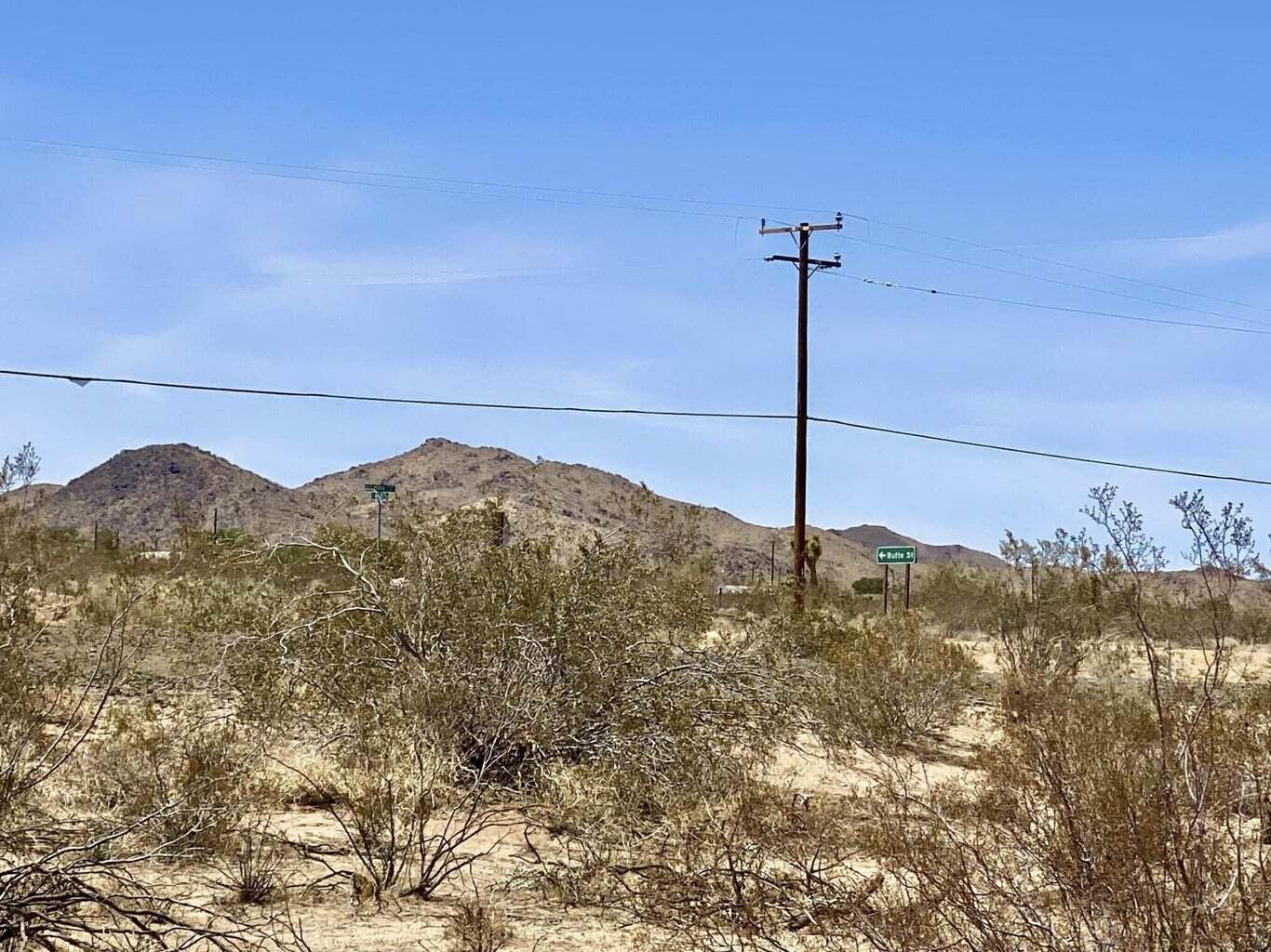 205 Old Woman Springs Road Yucca Valley, CA 92284 - Photo 5 of 33 a view of a house with a mountain