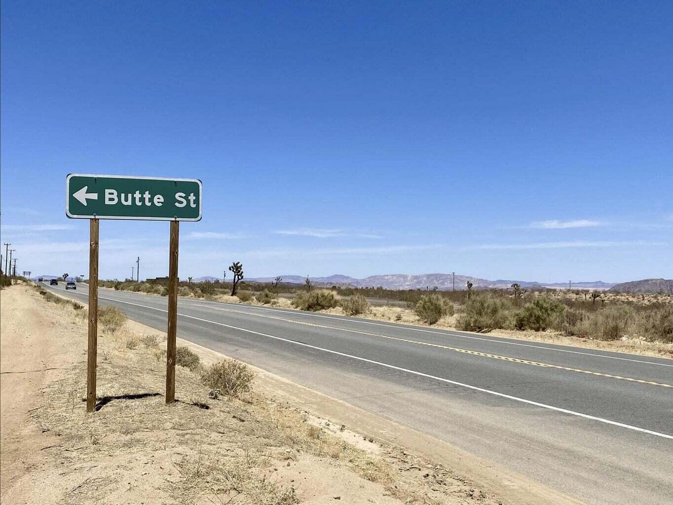 205 Old Woman Springs Road Yucca Valley, CA 92284 - Photo 8 of 33 a view of a street with an ocean
