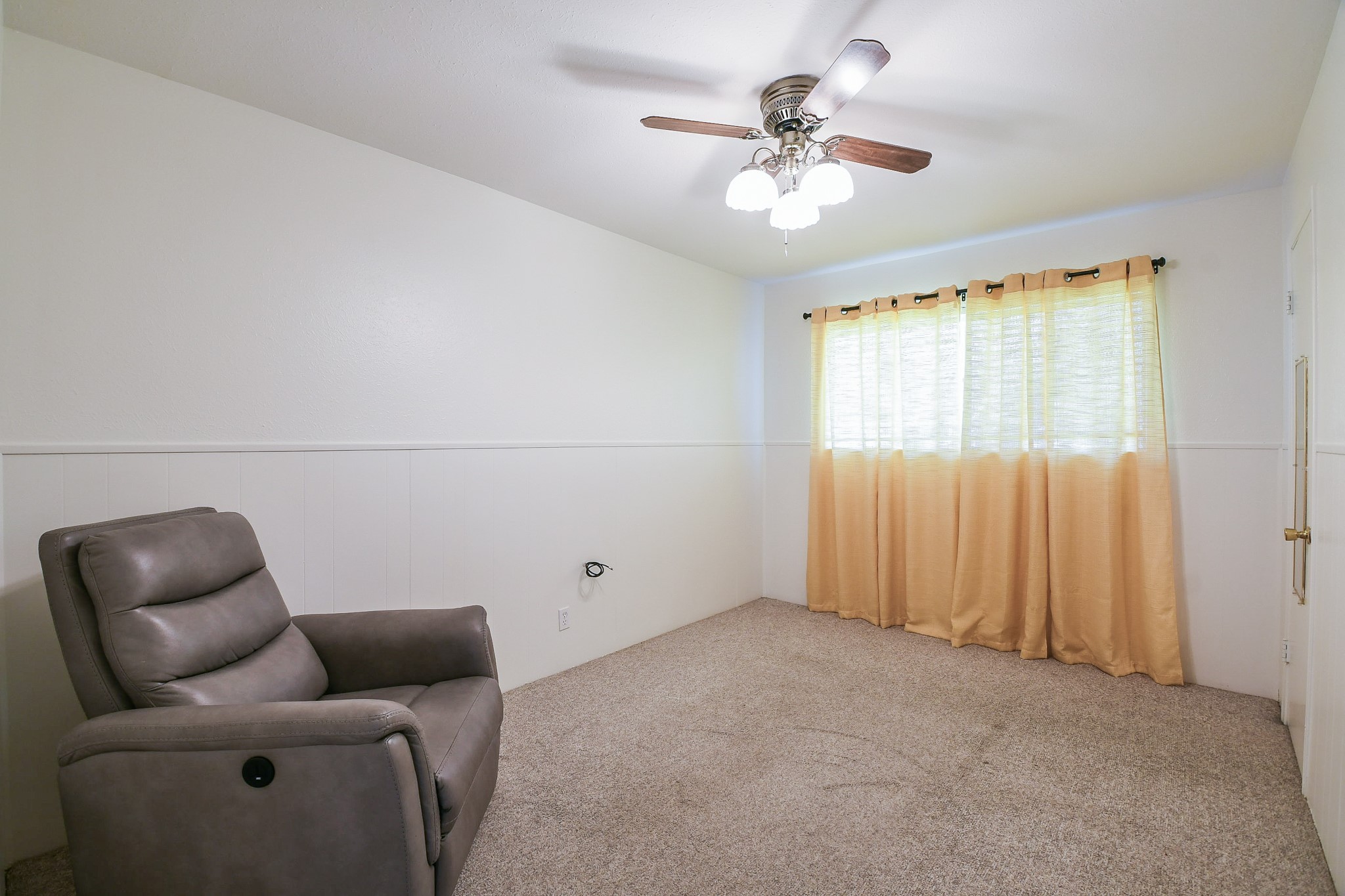129 Cannon Street Clute, TX 77531 - Photo 22 of 28 a view of a livingroom with furniture and a ceiling fan