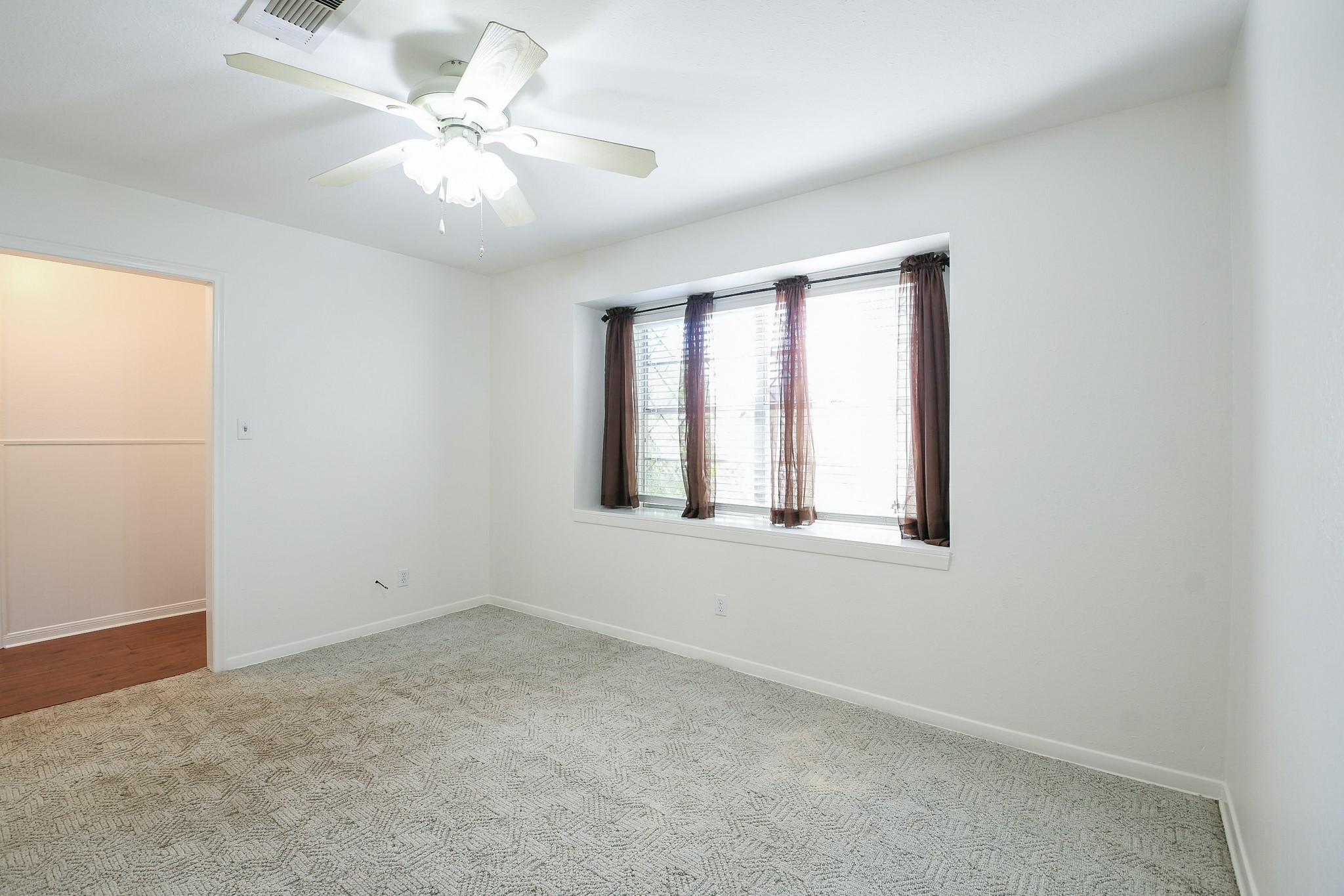 129 Cannon Street Clute, TX 77531 - Photo 7 of 28 an empty room with windows and fan