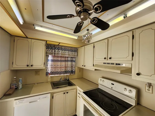 $109,900 | 9661 Sunrise Lakes Boulevard, Unit 302, Sunrise, FL 33322