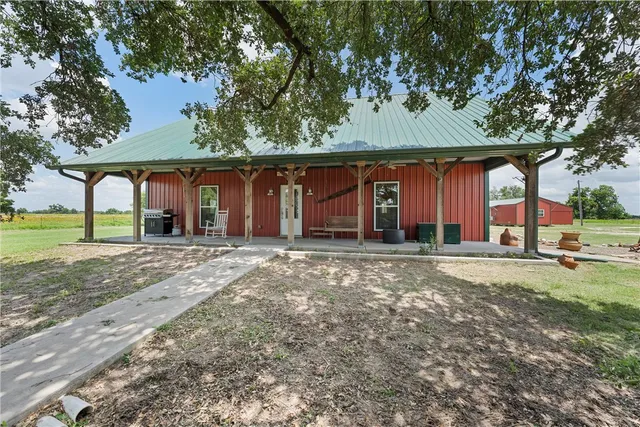 $985,000 | 200 Cr 481e Lott Tx 76656, Lott, TX 76656