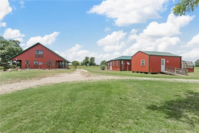 $985,000 | 200 Cr 481e Lott Tx 76656, Lott, TX 76656