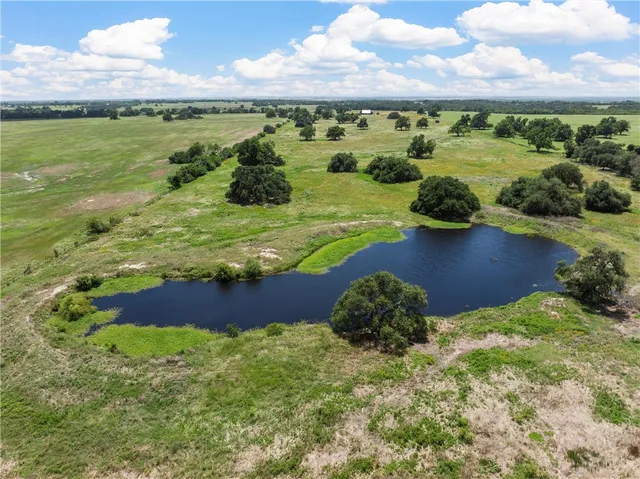 $985,000 | 200 Cr 481e Lott Tx 76656, Lott, TX 76656