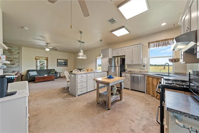 $985,000 | 200 Cr 481e Lott Tx 76656, Lott, TX 76656