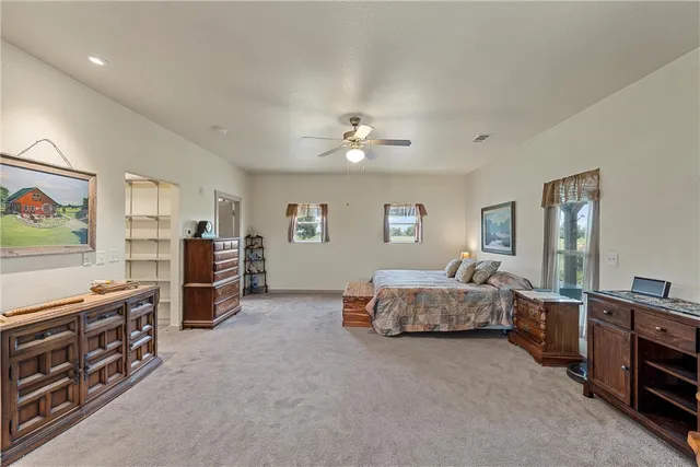 $985,000 | 200 Cr 481e Lott Tx 76656, Lott, TX 76656