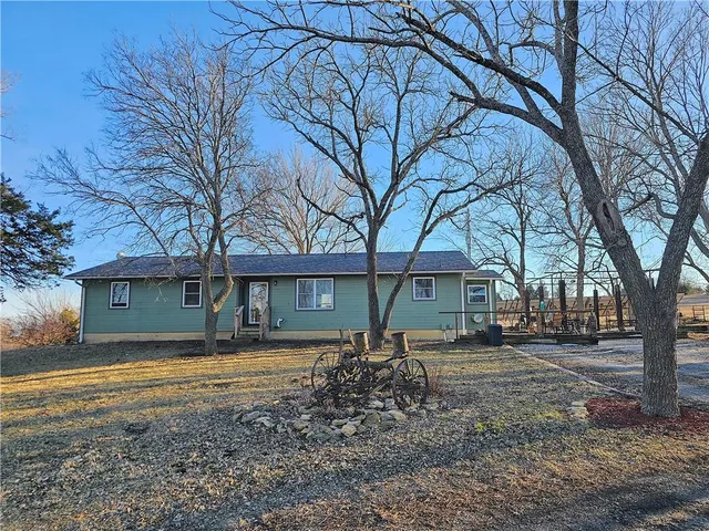 $525,000 | 31881 Northwest Barton Road, Garnett, KS 66032