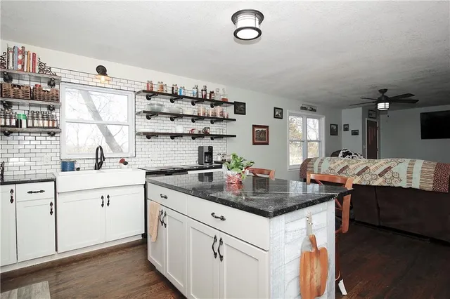 $525,000 | 31881 Northwest Barton Road, Garnett, KS 66032