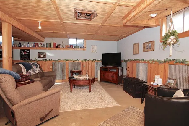 $525,000 | 31881 Northwest Barton Road, Garnett, KS 66032