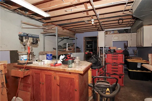 $525,000 | 31881 Northwest Barton Road, Garnett, KS 66032