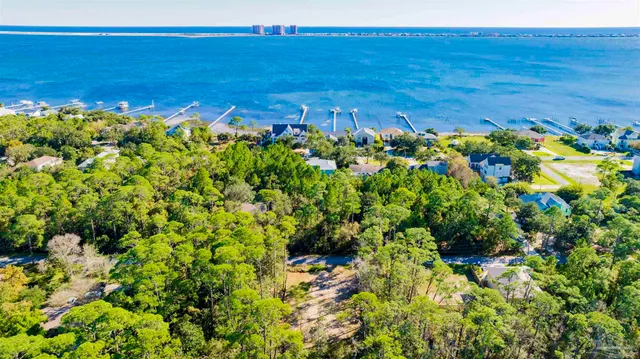 a picture of a couple of white room