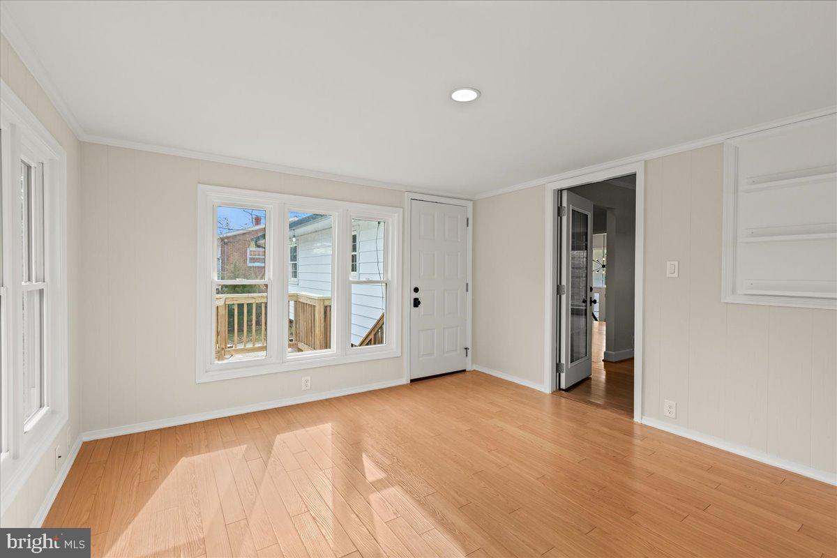 8317 Fort Hunt Road Alexandria, VA 22308 - Photo 10 of 36 Sunroom leads to deck