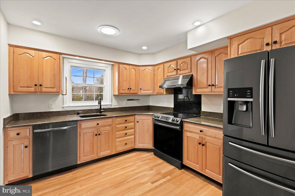 8317 Fort Hunt Road Alexandria, VA 22308 - Photo 13 of 36 Updated cabnites and counter tops