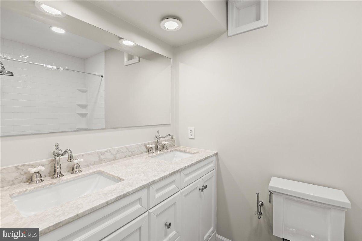 8317 Fort Hunt Road Alexandria, VA 22308 - Photo 14 of 36 Hallway full bath