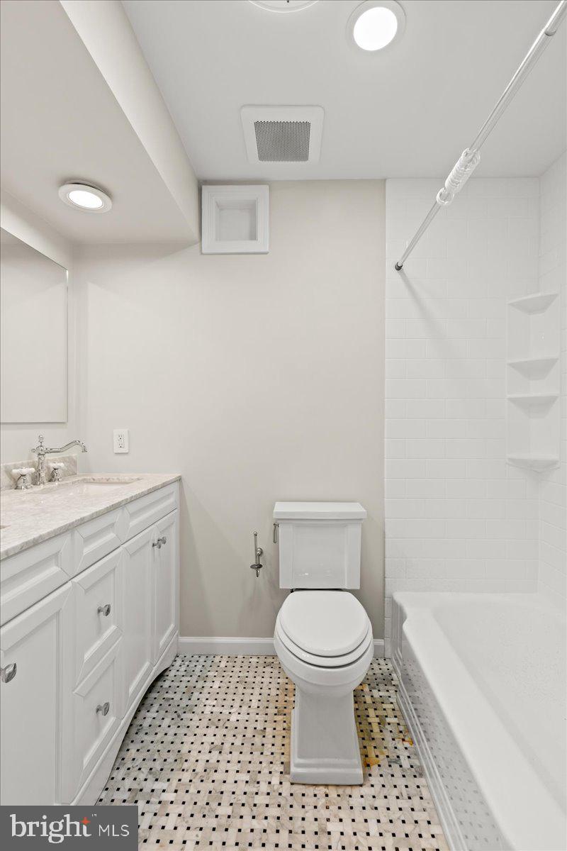 8317 Fort Hunt Road Alexandria, VA 22308 - Photo 15 of 36 Secnd solartube