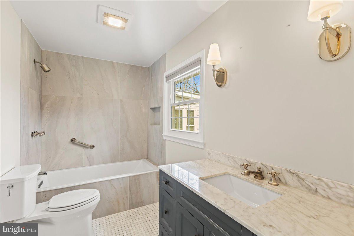8317 Fort Hunt Road Alexandria, VA 22308 - Photo 18 of 36 Primary Bathroom