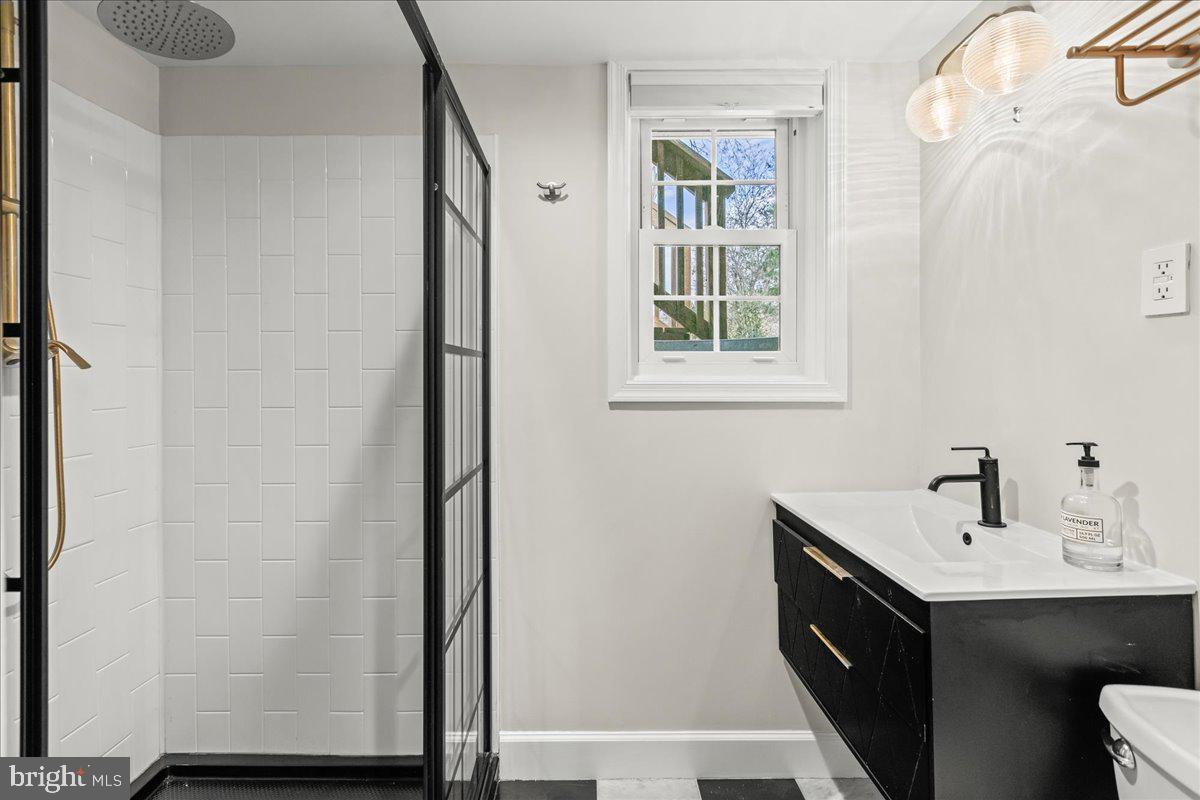 8317 Fort Hunt Road Alexandria, VA 22308 - Photo 25 of 36 3rd Full Bath room