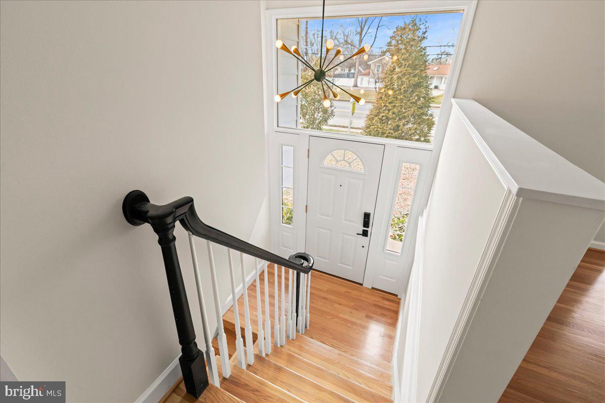 8317 Fort Hunt Road Alexandria, VA 22308 - Photo 4 of 36 Large Window above the front door
