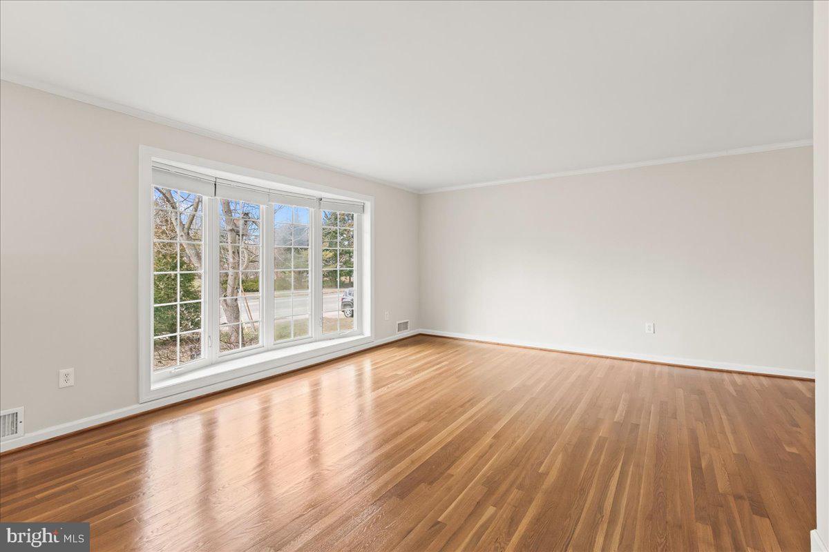 8317 Fort Hunt Road Alexandria, VA 22308 - Photo 5 of 36 Floor to ceiling bay window