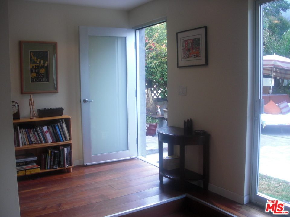 25 Ironsides Street Venice, CA 90292 - Photo 2 of 12