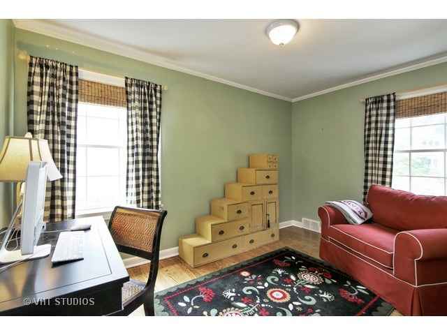1039 Miami Road Wilmette, IL 60091 - Photo 20 of 25 a living room with furniture and a window