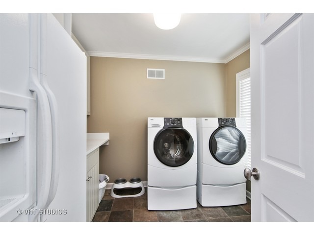 1039 Miami Road Wilmette, IL 60091 - Photo 23 of 25 a view of a bedroom with washer and dryer