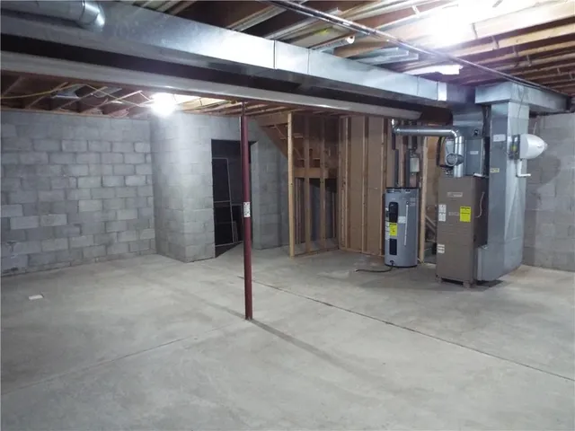 a view of empty room with closet