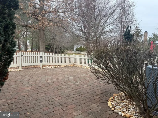 a picture of a wall with a white and white wall