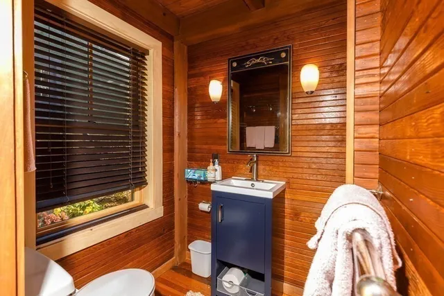 a view of entryway with sitting area