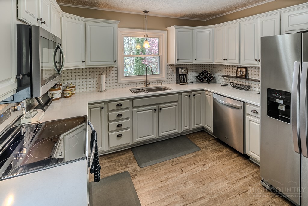 192 Pine Ridge Loop Newland, NC 28657 - Photo 8 of 46