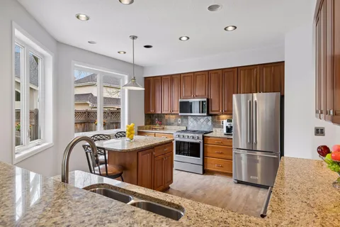 $500,000 | 15650 17th Avenue North, Plymouth, MN 55447