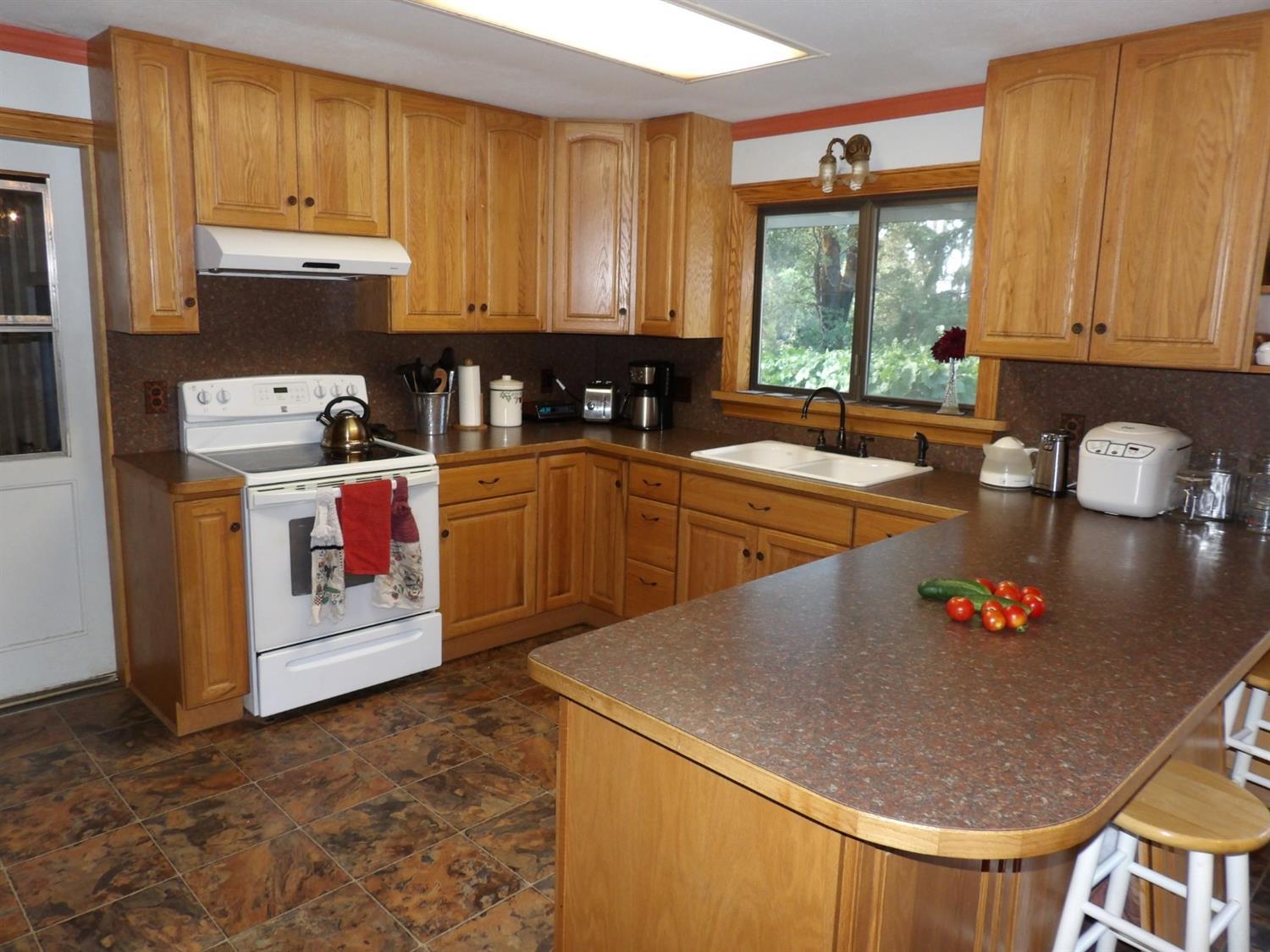 1020 Greenview Road Cave Junction, OR 97523 - Photo 4 of 17 Newly remodeled kitchen