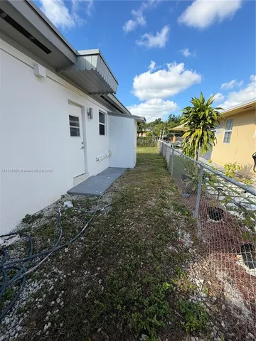 a view of a backyard